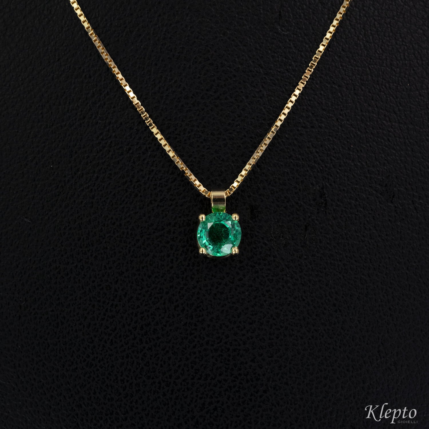 Light point yellow gold pendant with Emerald