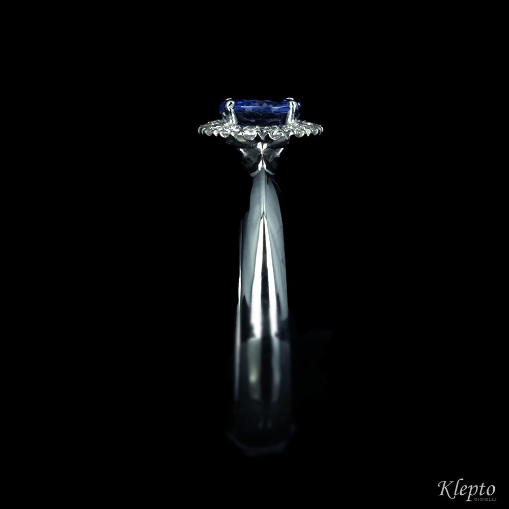 Classic ring in white gold with Tanzanite and diamond outline