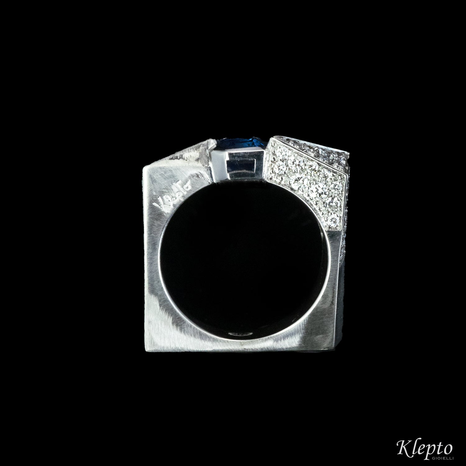 Classic ring by klepto in white gold with sapphire and diamonds