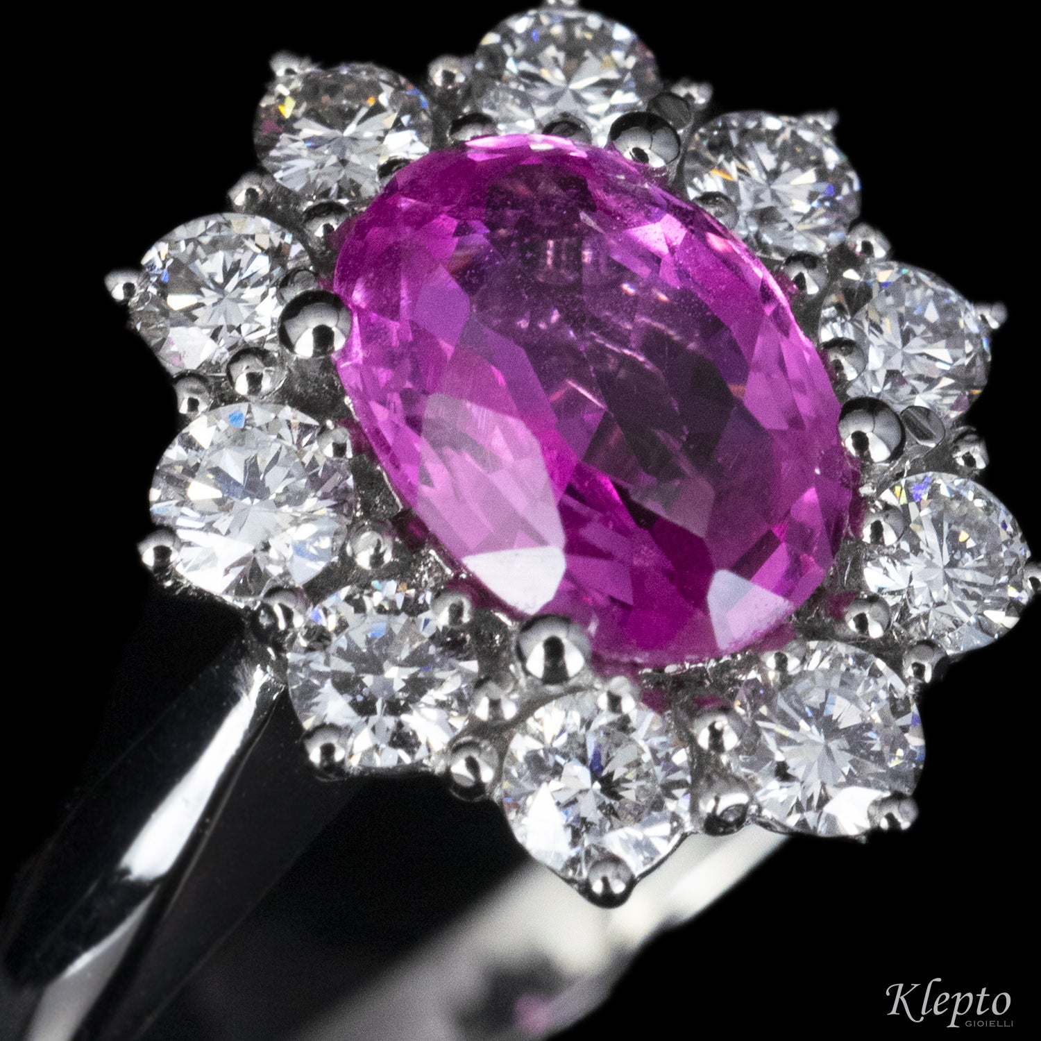 Classic ring in white gold with pink Sapphire and outline of Diamonds