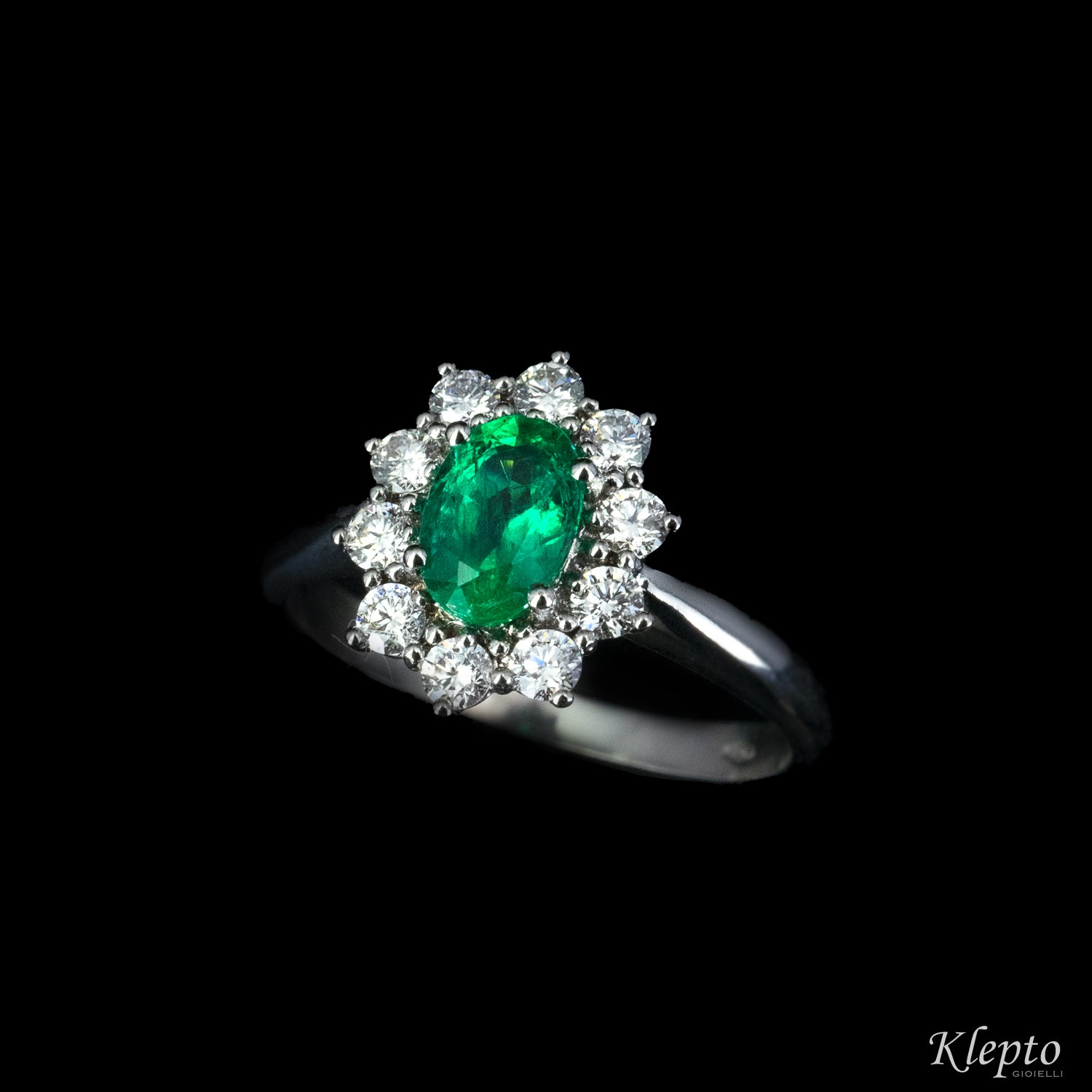 Classic ring in white gold with Emerald and Diamonds