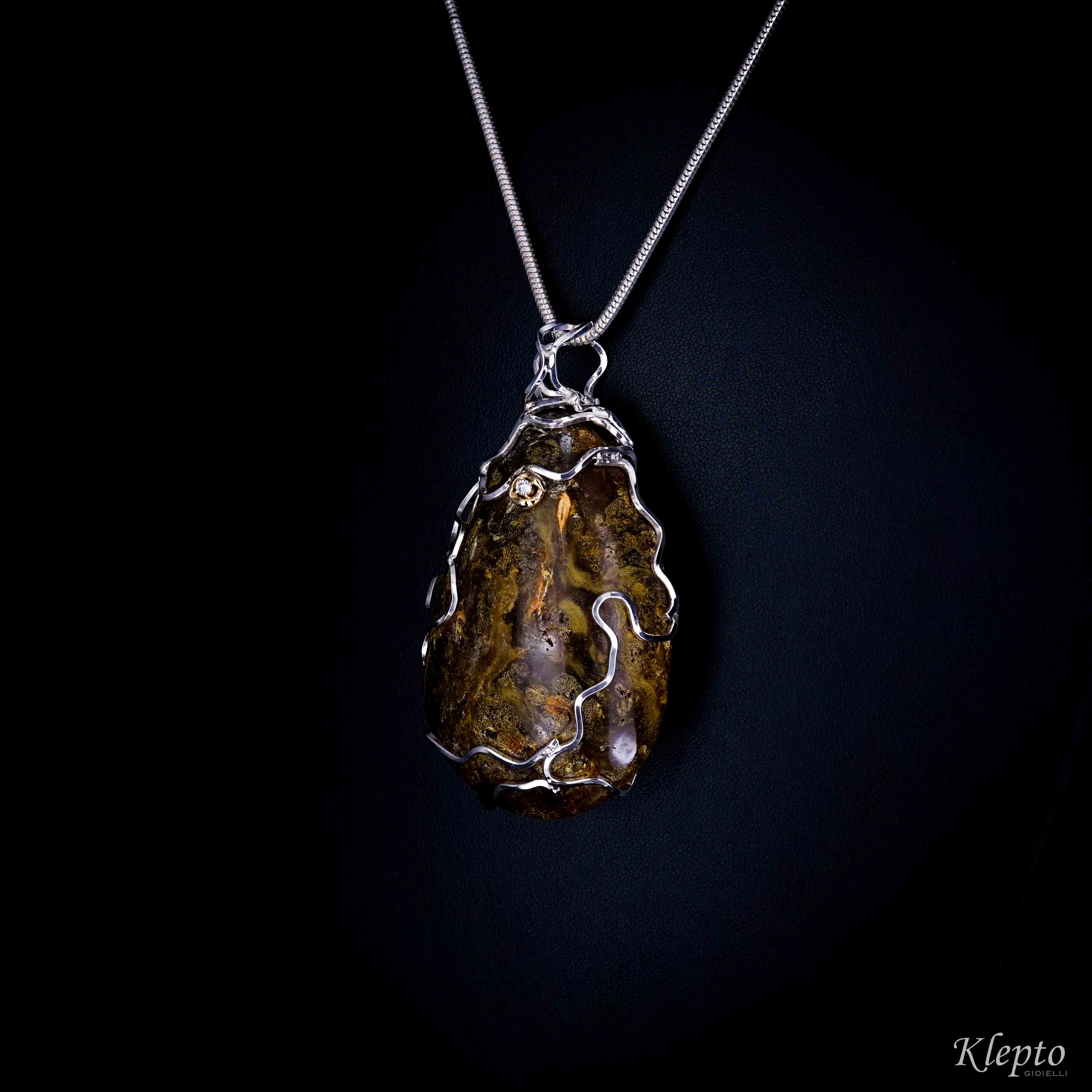 Pendant in Silnova® Silver and yellow gold with Dominican Amber