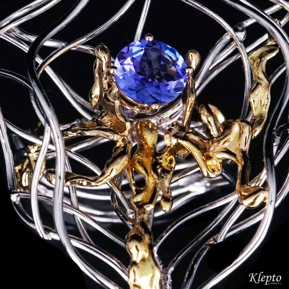 White gold ring with Tanzanite and yellow gold details