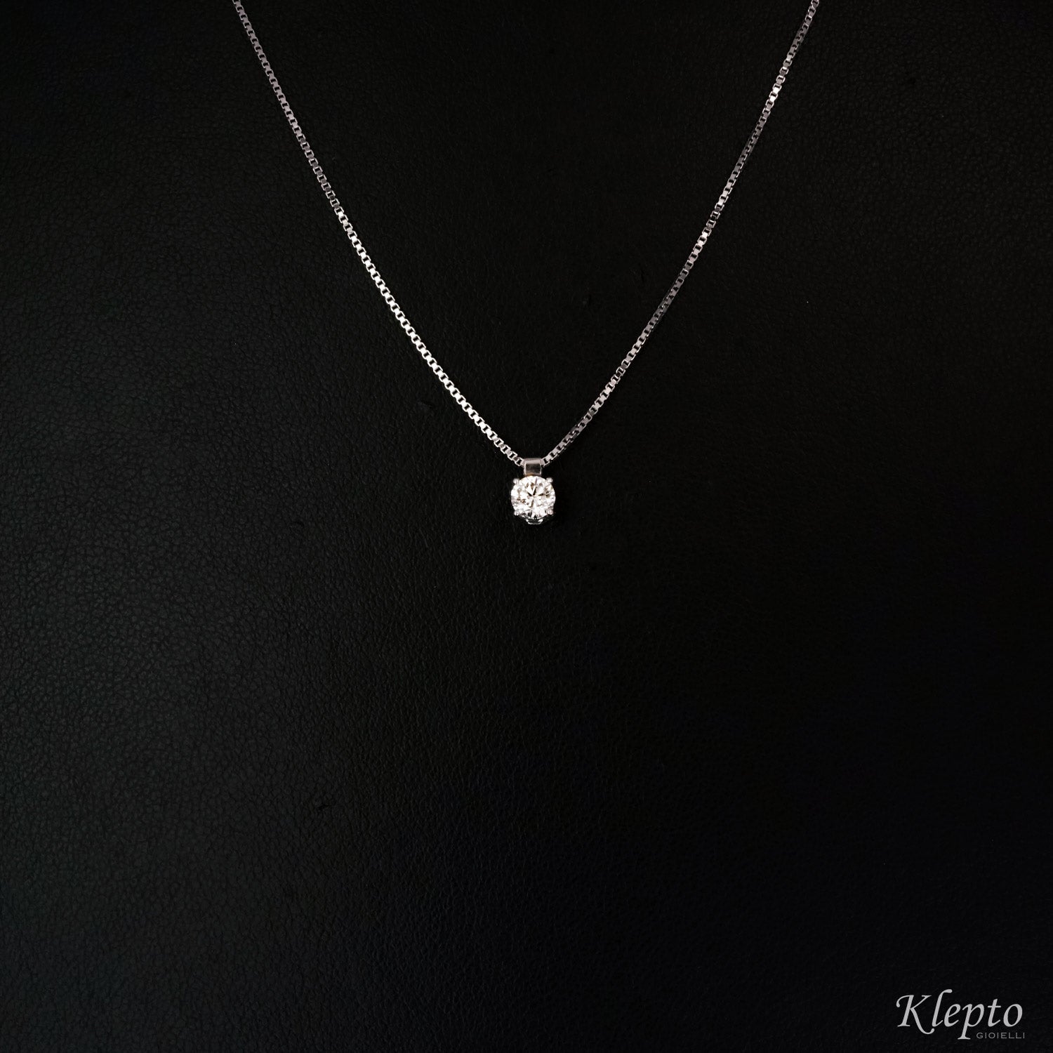 White gold pendant with light point with diamond