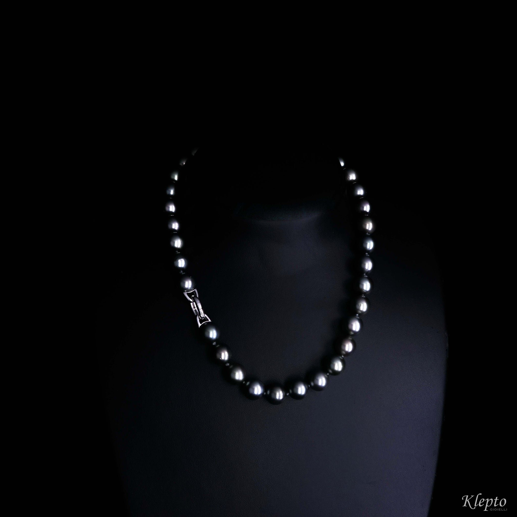 White gold necklace with Polynesian pearls