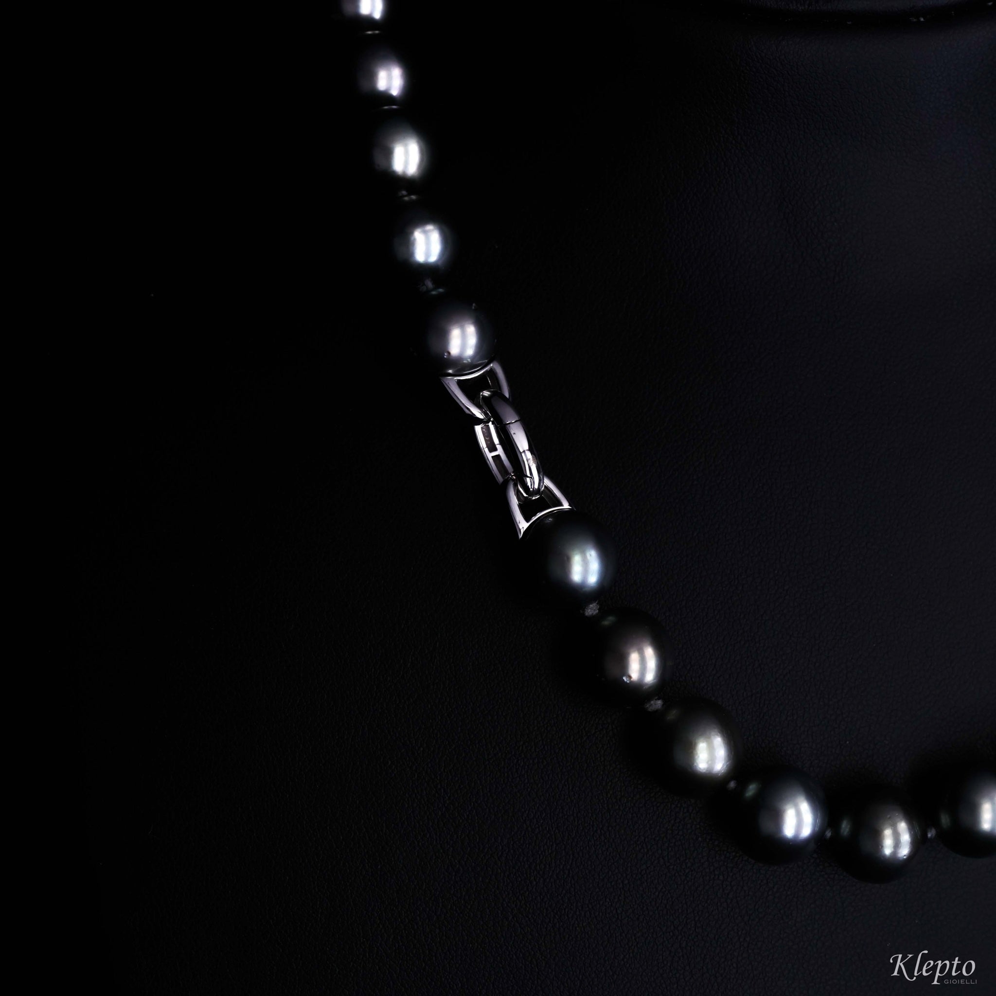 White gold necklace with Polynesian pearls