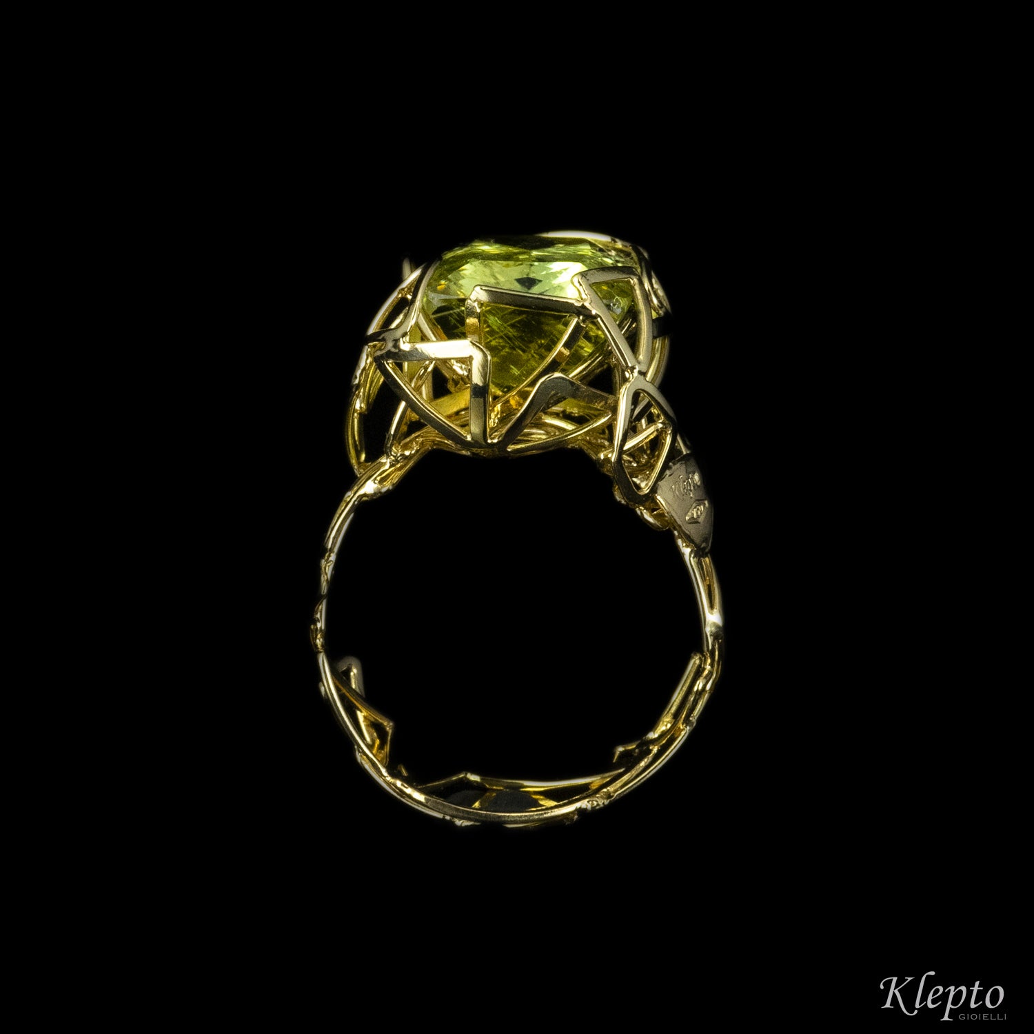 Yellow gold ring with Heliodorus