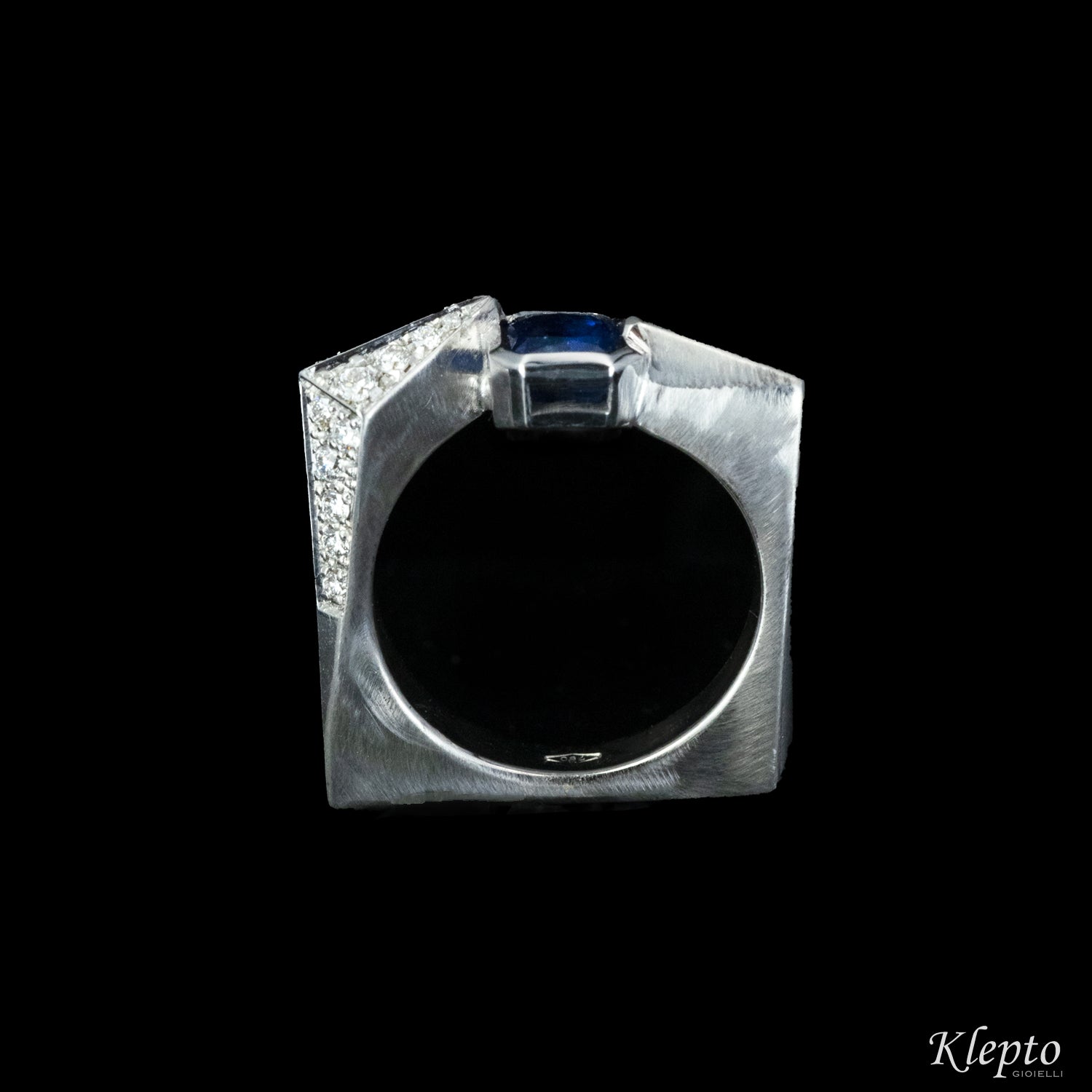 Classic ring by klepto in white gold with sapphire and diamonds