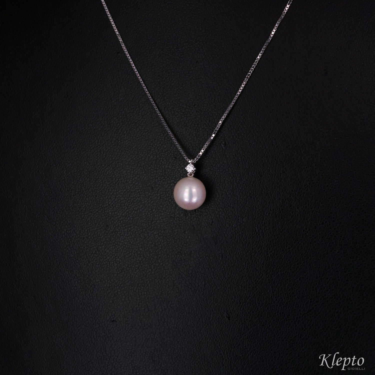 White gold pendant with Japanese pearl and diamond