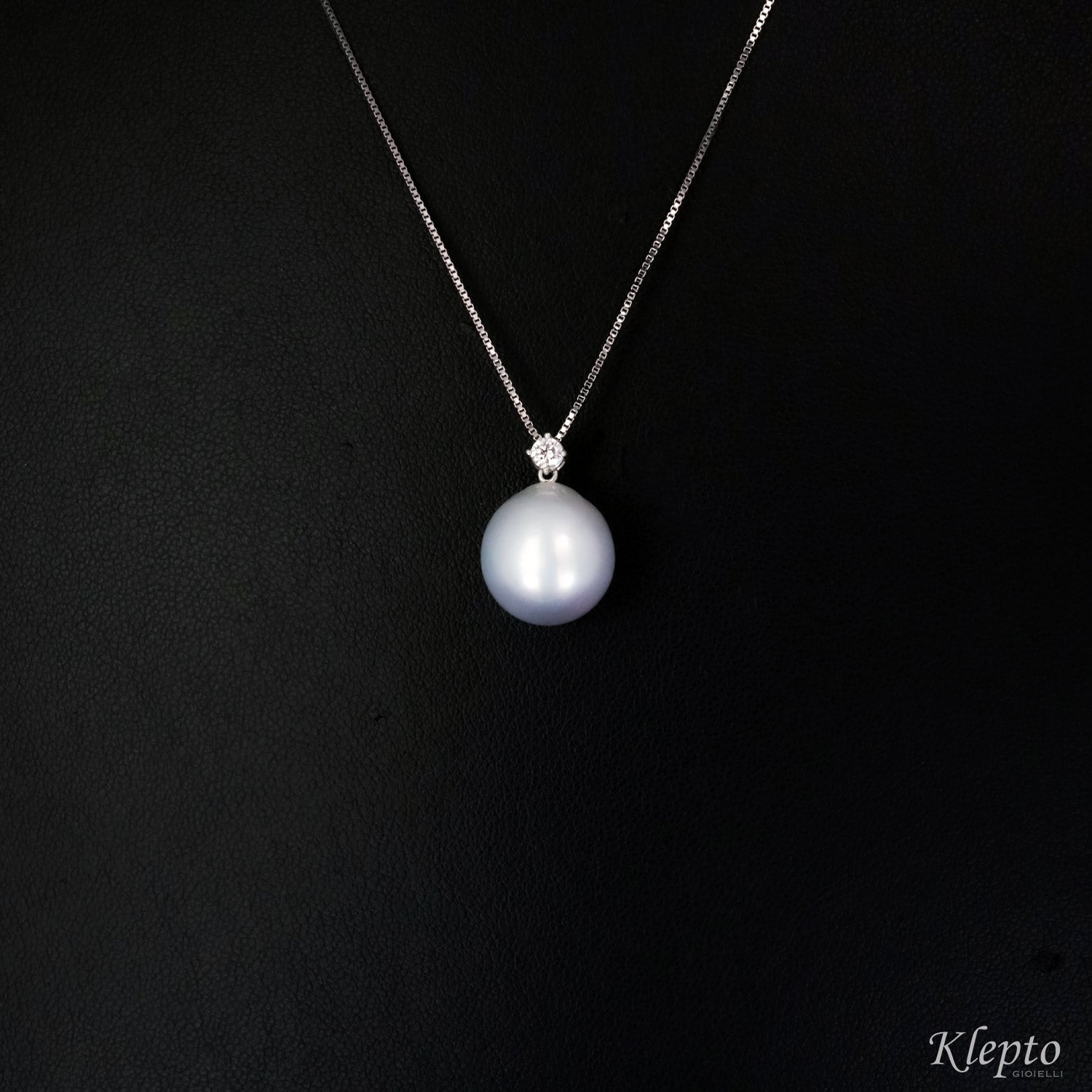 White gold pendant with Australian Pearl and Diamond