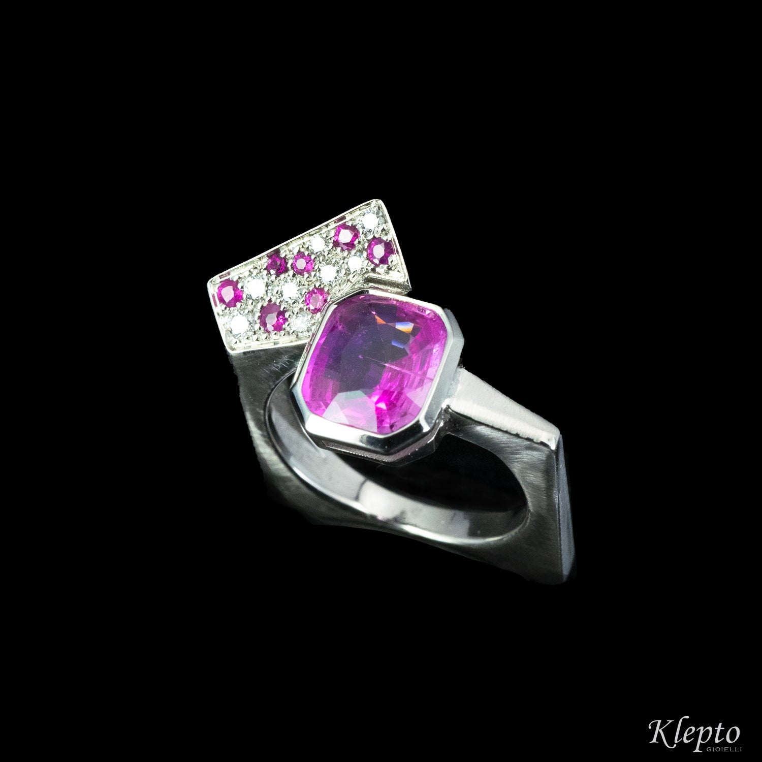 Classic ring by klepto in white gold with Pink Sapphire and Diamonds