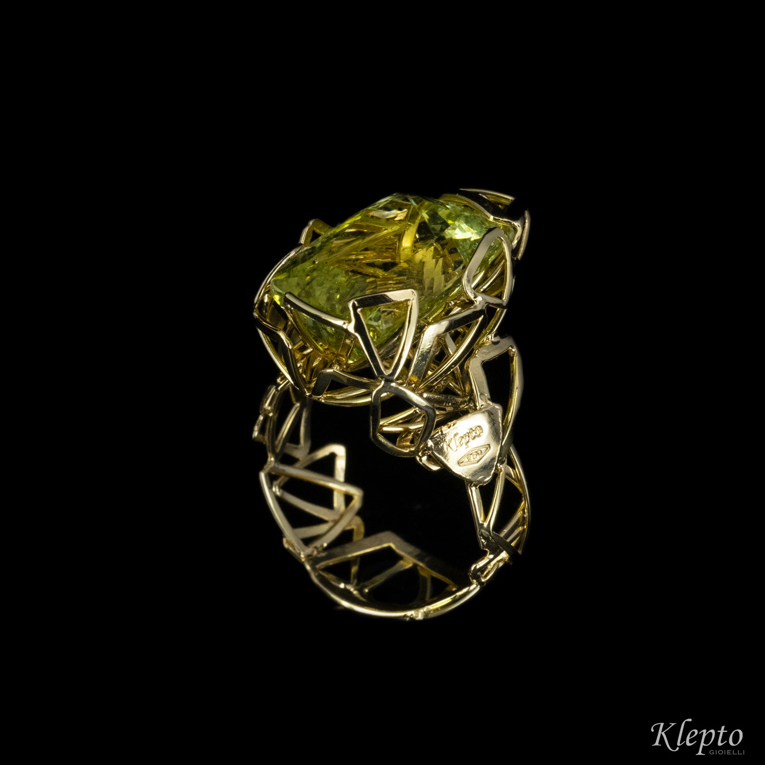 Yellow gold ring with Heliodorus