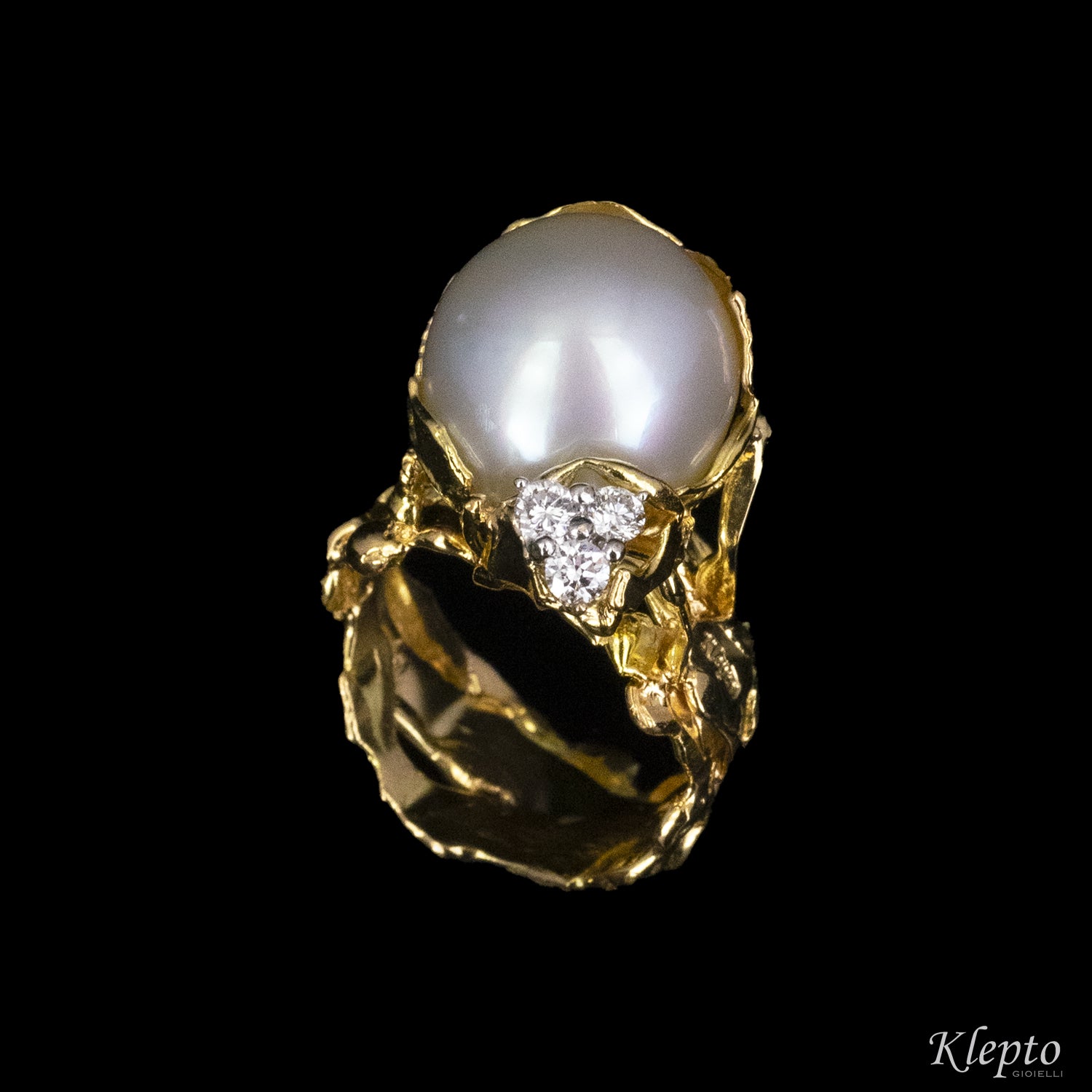 Yellow gold ring with Australian Pearl and Diamonds