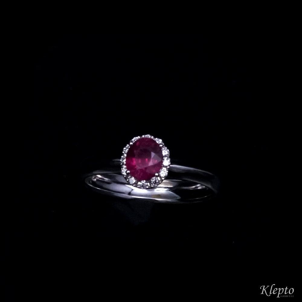 Classic ring in white gold with Ruby and diamond outline