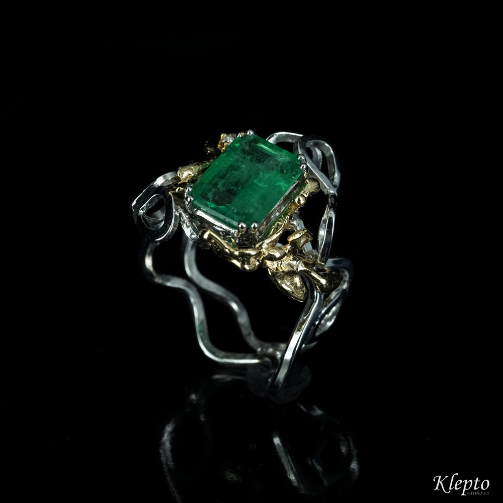 White gold ring with Emerald, Diamond and yellow gold details