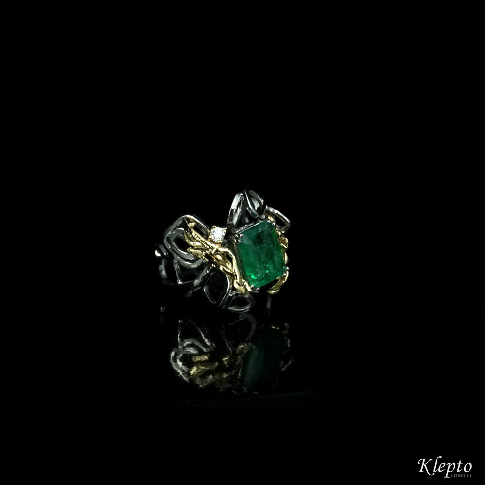White gold ring with Emerald, Diamond and yellow gold details