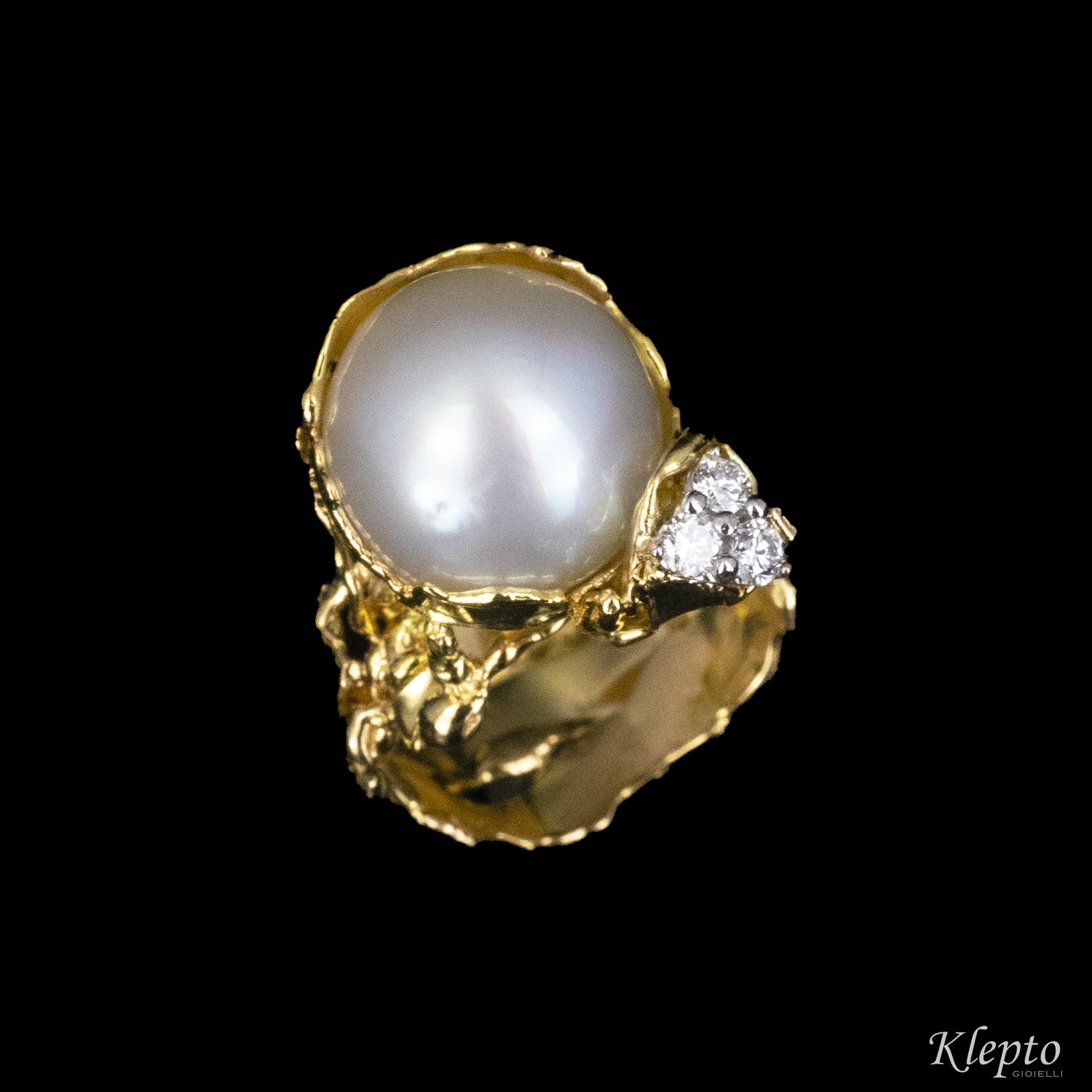Yellow gold ring with Australian Pearl and Diamonds