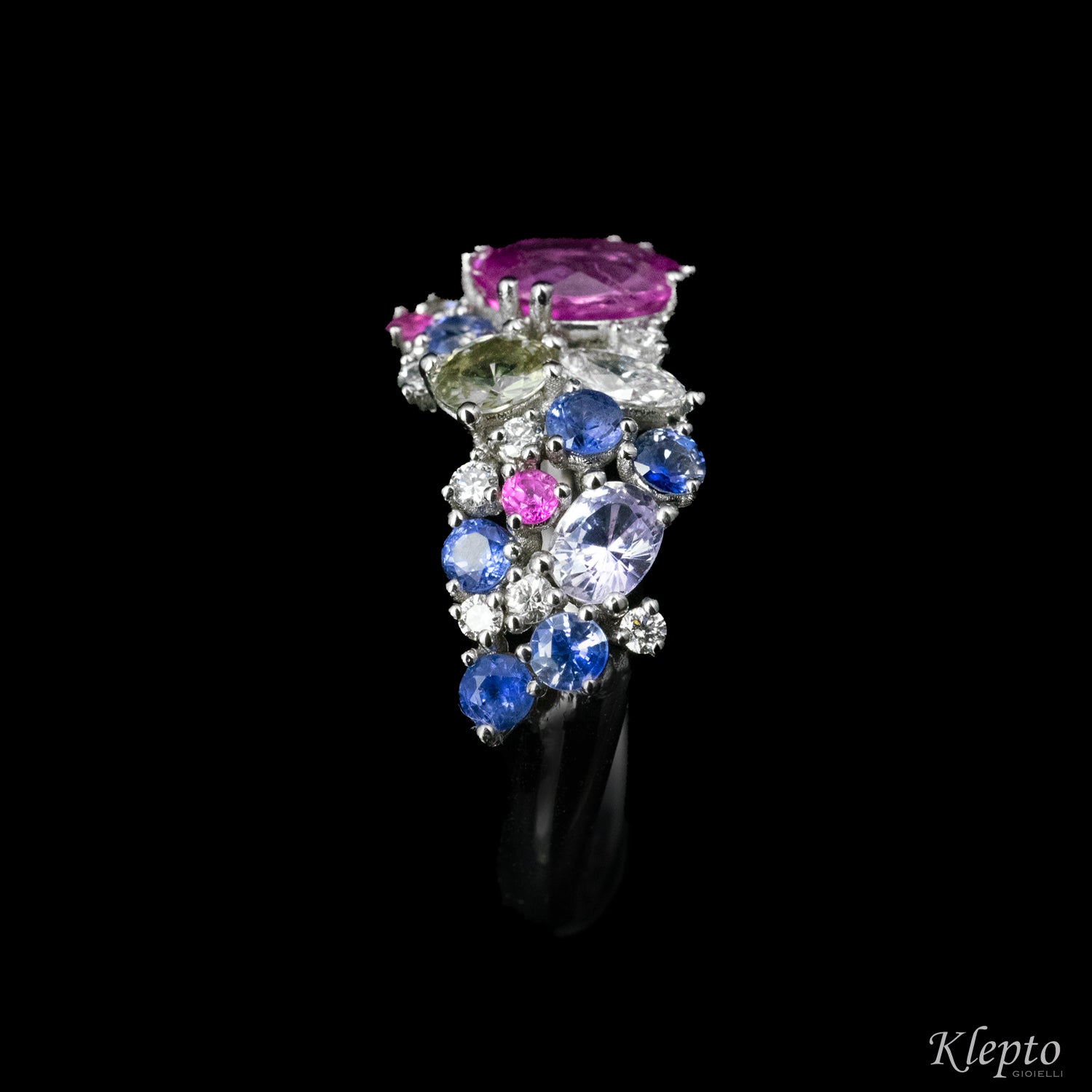 Classic ring in white gold with sapphires and diamonds