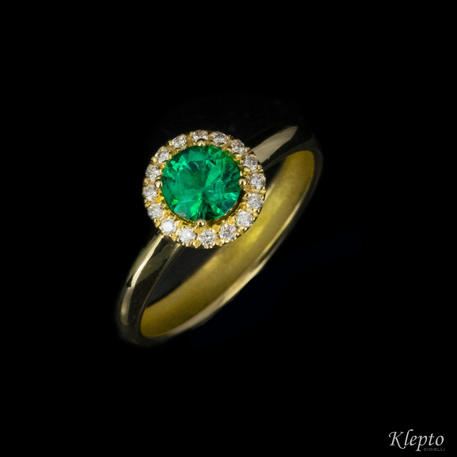 Classic ring in yellow gold with emerald and diamond outline