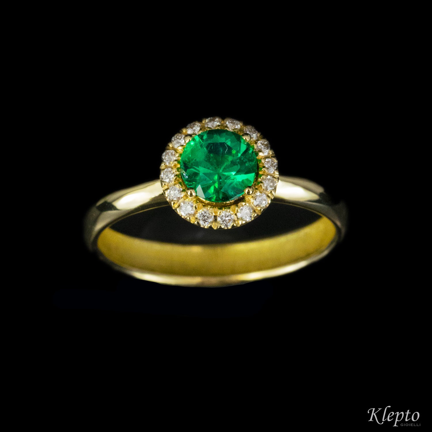 Classic ring in yellow gold with emerald and diamond outline
