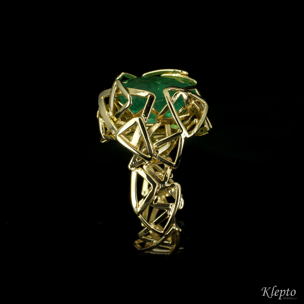 Yellow gold ring with Emerald