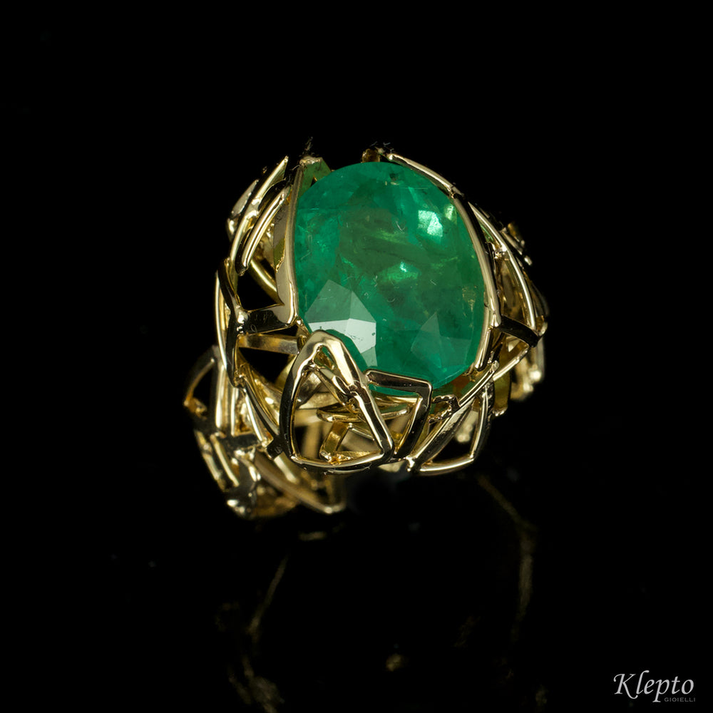 Yellow gold ring with Emerald