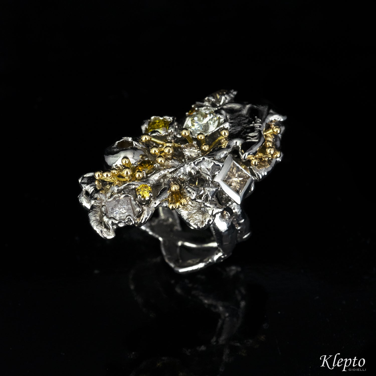 Ring in white and yellow gold "Barrier Coral" with Diamonds