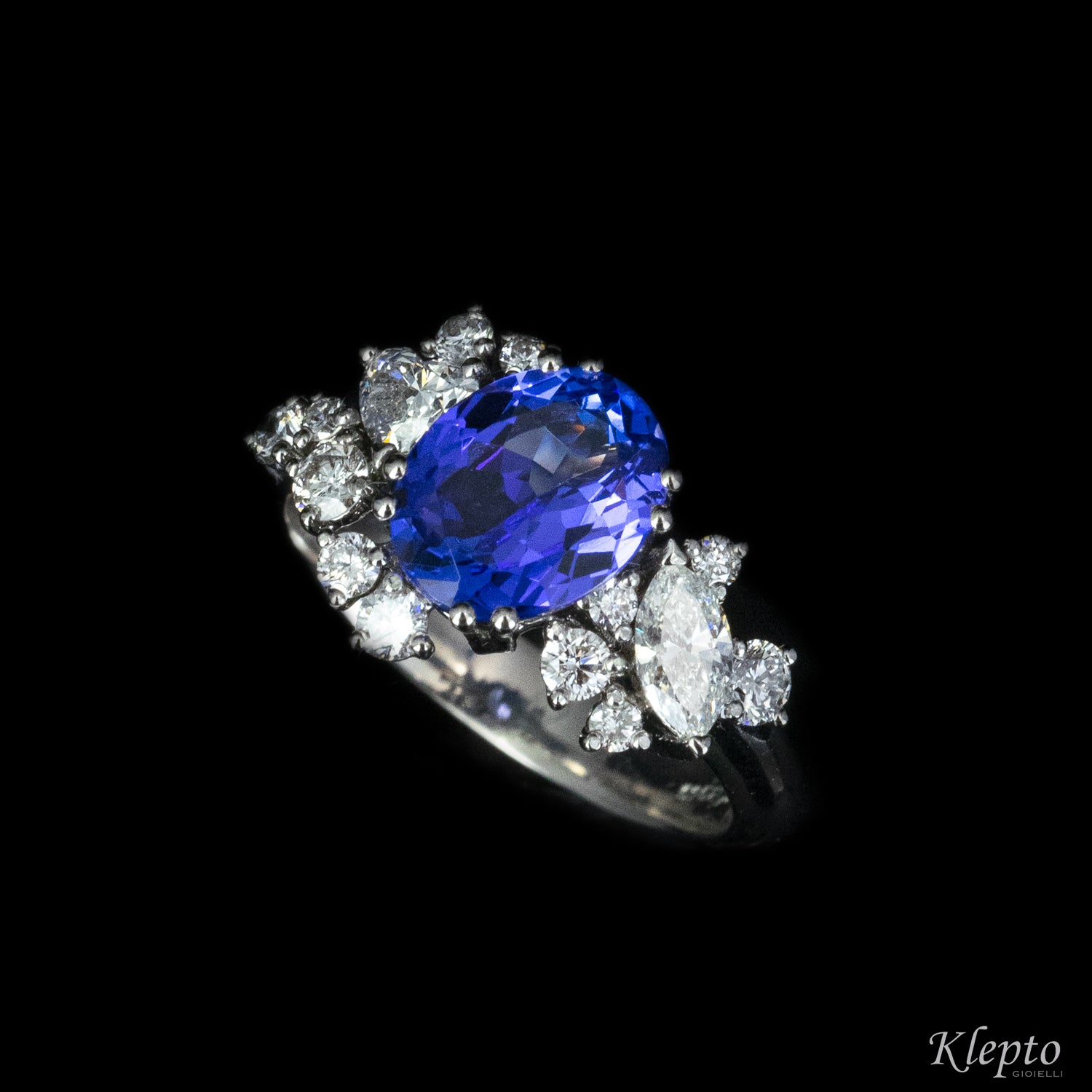 Classic ring by Klepto in white gold with tanzanite and fancy cut diamonds