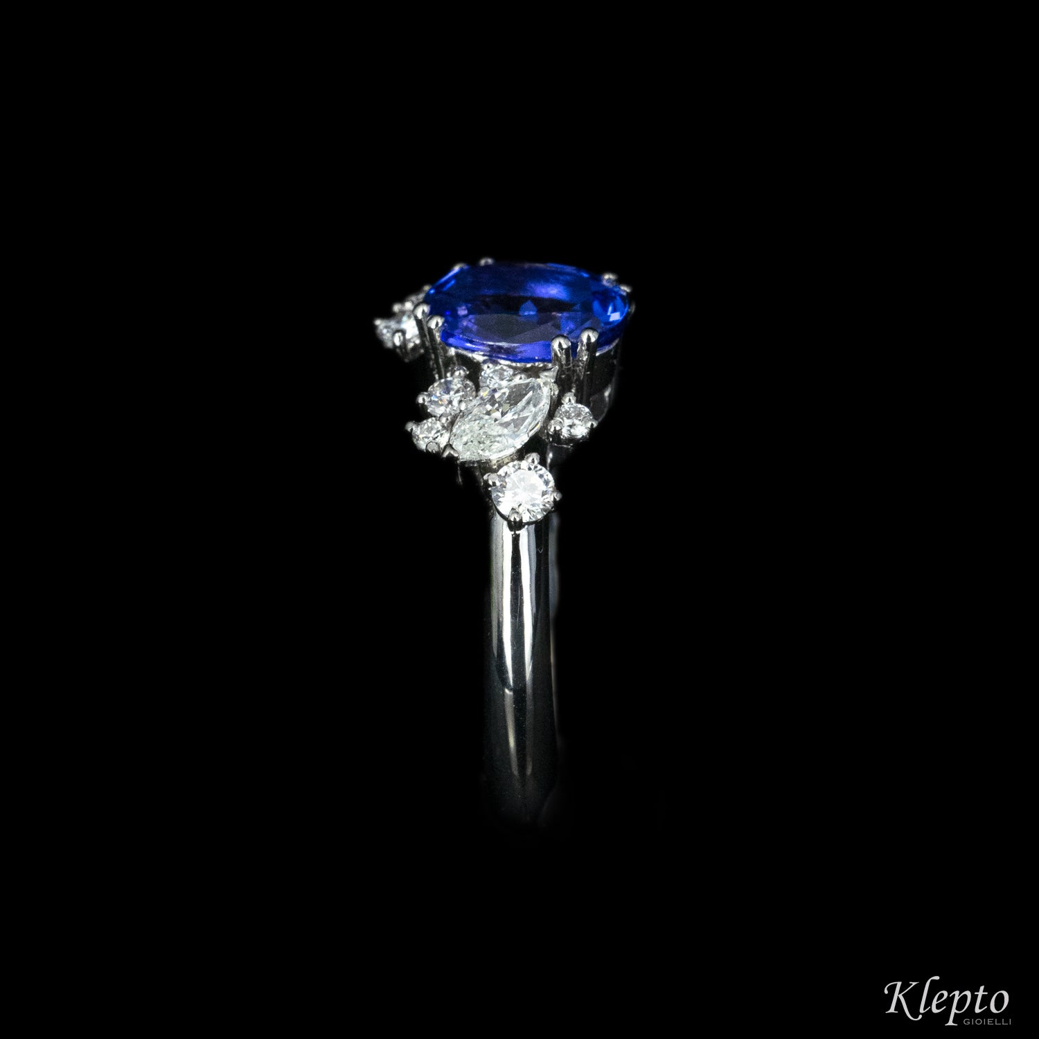 Classic ring by Klepto in white gold with tanzanite and fancy cut diamonds