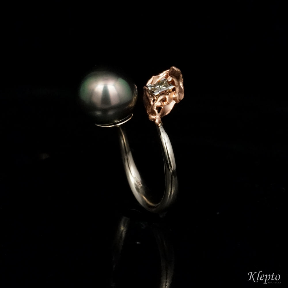 Classic white gold contrarié ring with Polynesian pearl and diamond