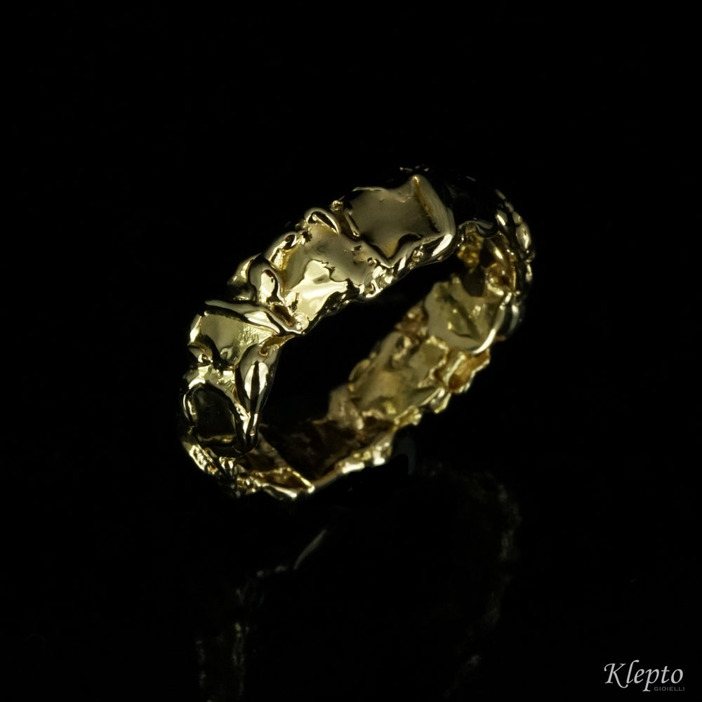 Yellow gold ring with flame-fused plates