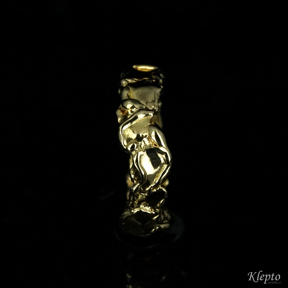 Yellow gold ring with flame-fused plates