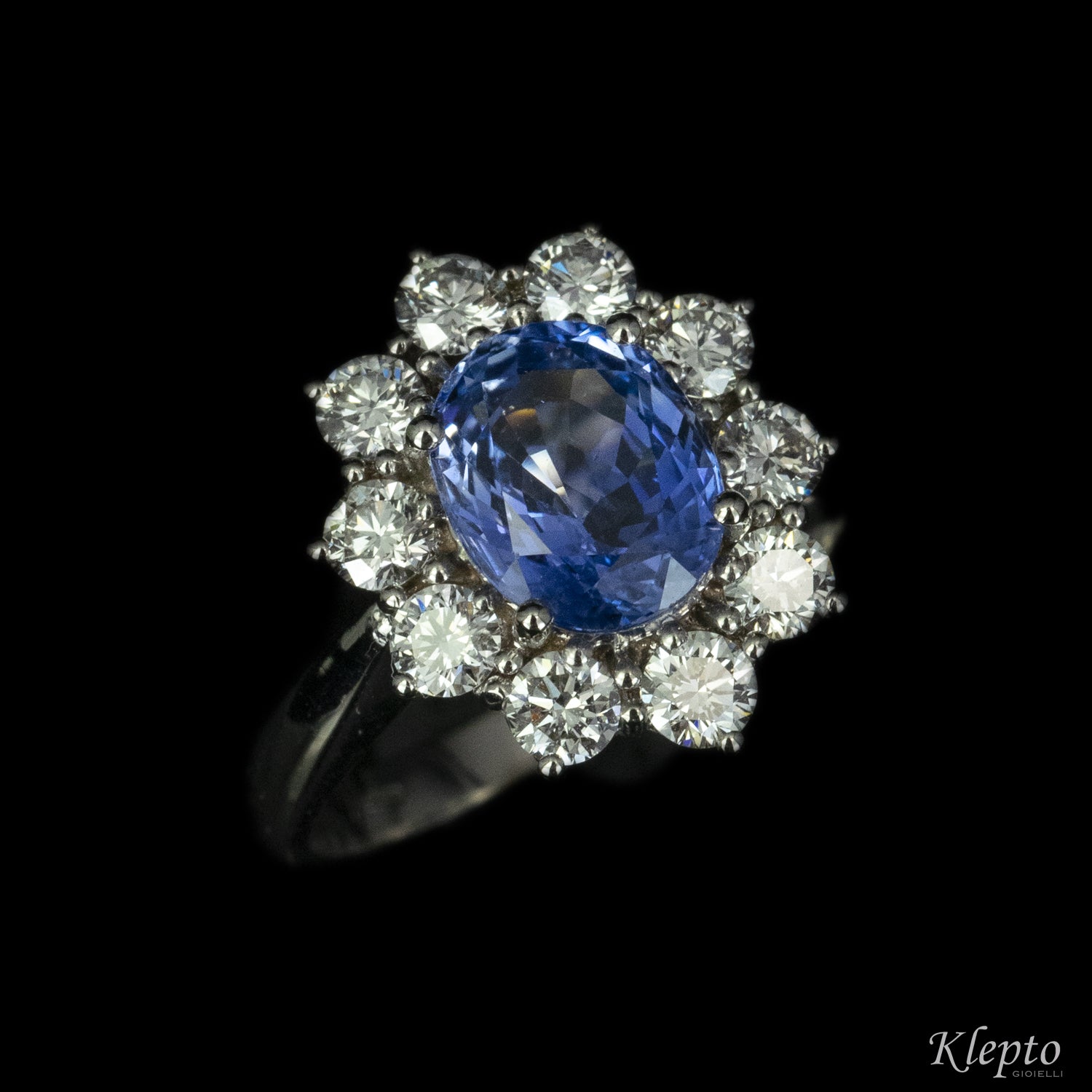 Classic ring in white gold with blue Sapphire (large) and Diamonds