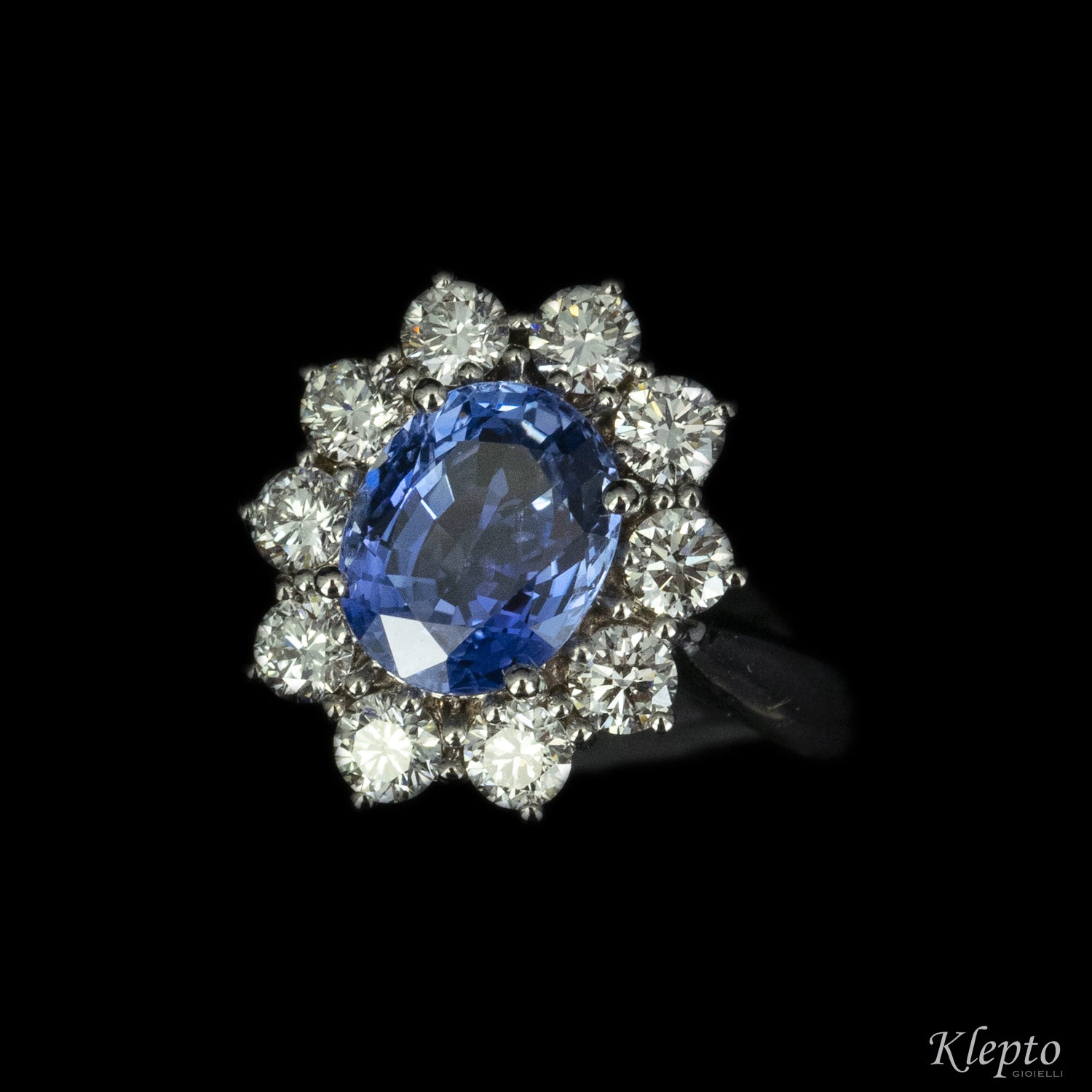 Classic ring in white gold with blue Sapphire (large) and Diamonds